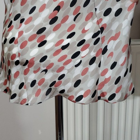 Larry Levine Ruffled Flutter Sleeveless Blouse with oval circle pattern - Picture 6 of 10